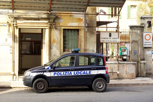 Verona 'da İtalyan polis arabası ve polis istasyonu