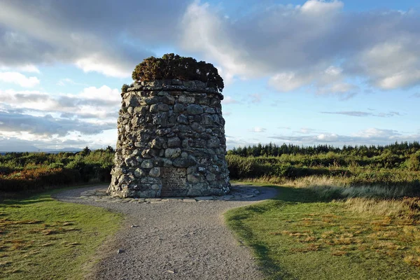 Gedenkteken Cairn bij Culloden Battlefield — Stockfoto