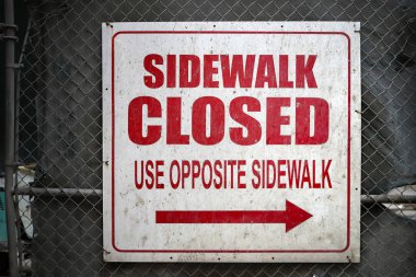 Kapalı kaldırım kullanmak ters kaldırım ve yön tabela 