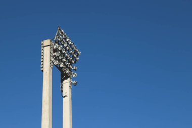 Mavi berrak gökyüzü karşı Spot