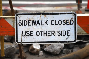 Kapalı kaldırım diğer tarafında yazı kullanın 