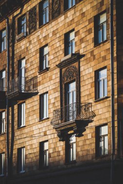 Güzel İsveç'te güneş ışığı ile bina 