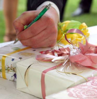 Düğün için mevcut kutusunda yazma adamın kısmi görünümü 