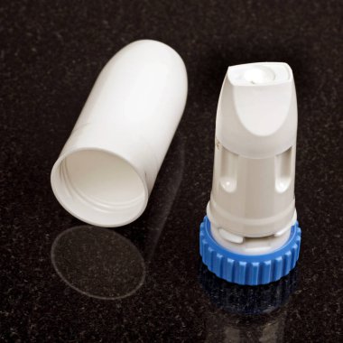 Astım inhaler siyah mermer masada 