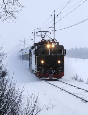 İsveç'te demiryolu tren ile kış sahne