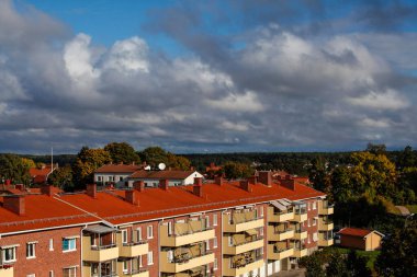 Ev ve ağaçlar İsveç'te yüksek açılı görünüş 