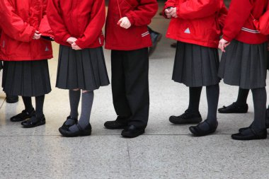 küçük çocukların okul üniformalı kısmi görünümü