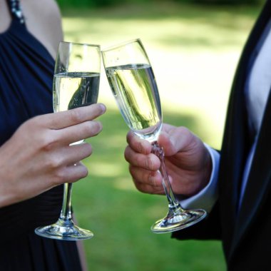 Evli çift kutluyor düğün ve şampanya bardakları tokuşturup 