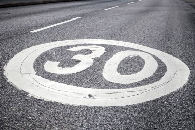 30 km asfalt üzerinde yazı ile yol işareti 