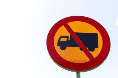 Mavi gökyüzüne karşı yol işareti