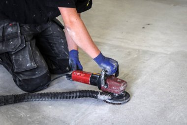 Erkek işçinin yenileme ile makine alet yapma Resim kırpılmış 