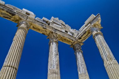 Mavi gökyüzü karşı antik taş sütunlar