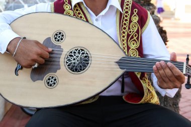 Adamın üzerinde geleneksel mandolin çalmaya kısmi görünümü 