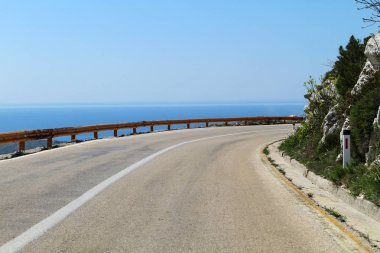 Yol güzel berrak gökyüzü ile doğal görünümü arka plan üzerinde 