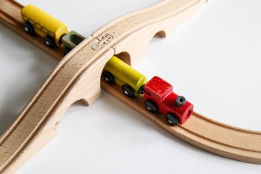Ahşap oyuncak tren ve demiryolu üzerinde beyaz arka plan izole stüdyo çekim