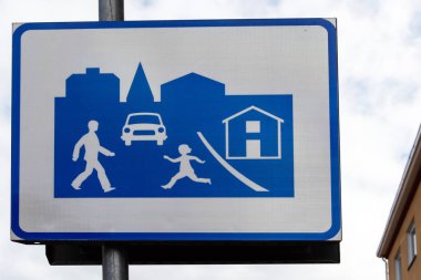 Mavi gökyüzüne karşı yol işareti