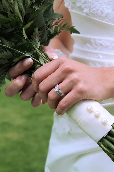 Γυναίκα Γαμήλιο Δαχτυλίδι Κρατάει Μπουκέτο — Φωτογραφία Αρχείου
