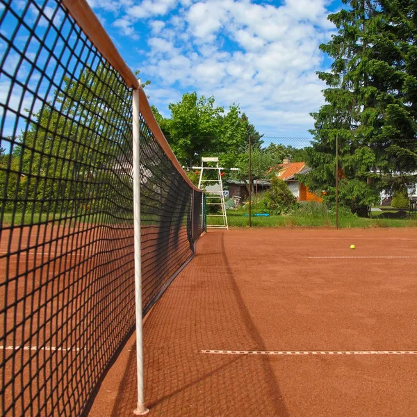 Pista Tenis Con Árboles Cielo Fondo —  Fotos de Stock
