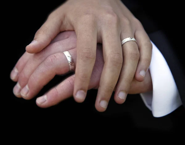 Mãos Par Casado Com Anéis Ouro — Fotografia de Stock