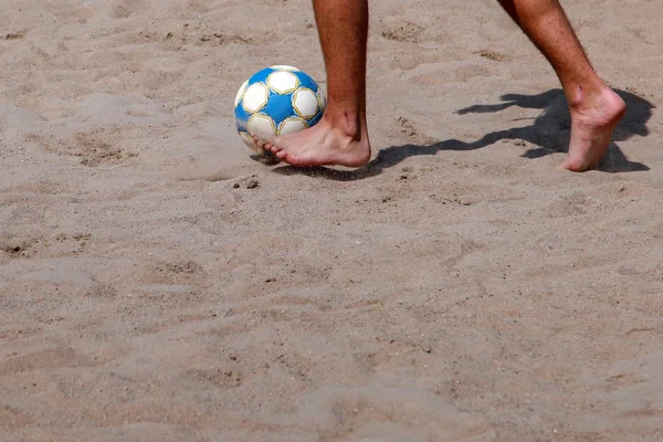 Kumsalda Futbol Oynayan Adam Resim Kırpılmış — Stok fotoğraf