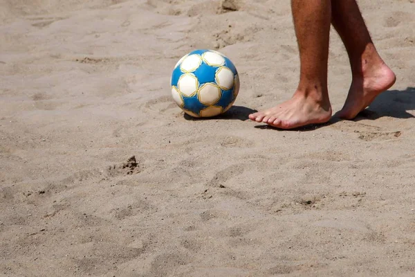 Immagine Ritagliata Uomo Che Gioca Calcio Sulla Spiaggia Sabbiosa — Foto Stock