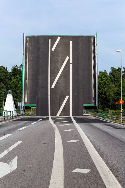 Драфт-мост на городской улице в Швеции
 