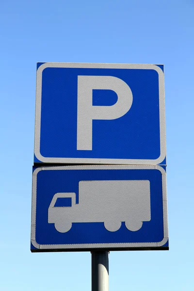 Znak Drogowy Parking Przeciw Błękitne Niebo — Zdjęcie stockowe