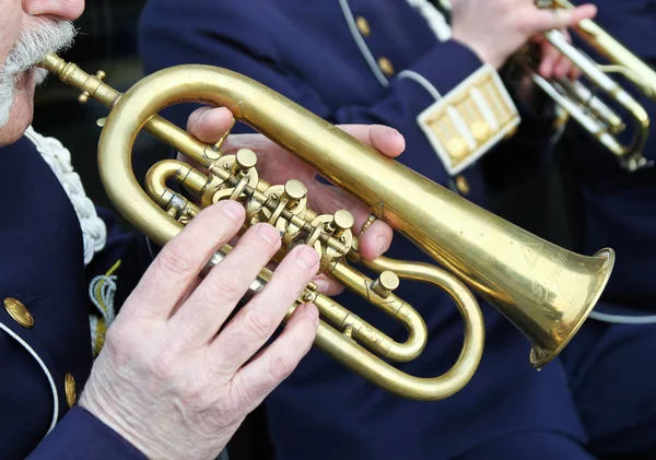 Обрезанный Образ Человека Играющего Трубе — стоковое фото