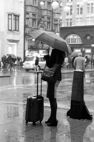 Foto Bianco Nero Donna Che Tiene Ombrello Sopra Testa Durante — Foto Stock