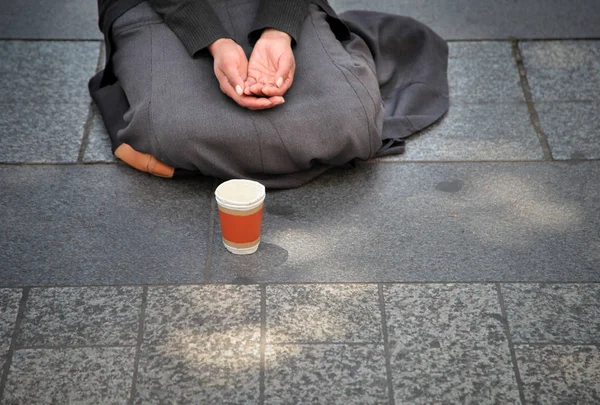 Vista Parziale Mendicante Donna Seduta Strada — Foto Stock