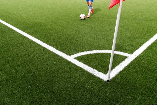 Частковий Вигляд Чоловіка Який Грає Футбол Зеленому Газоні — стокове фото