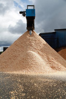 Kereste fabrikası'nda çalışan makine 