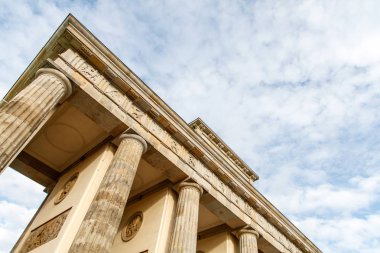 Brandenburg Tor, Berlin, Almanya bulutlu gökyüzü karşı