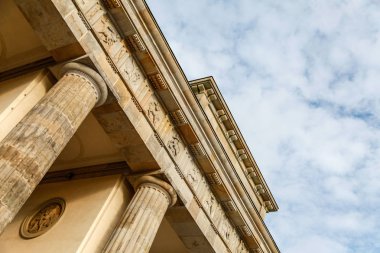 Brandenburg Tor, Berlin, Almanya bulutlu gökyüzü karşı