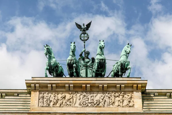 Brandenburg Tor Berlin Almanya Bulutlu Gökyüzü Karşı — Stok fotoğraf