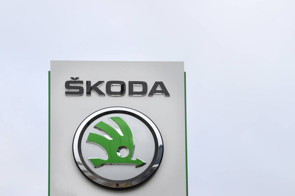 Надпись и логотип Skoda на большой доске
 