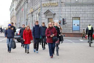 Minsk, Beyaz Rusya sokakta insanlarla Cityscape 
