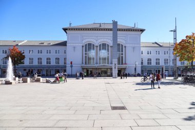 Salzburg, Avusturya-15 Ekim 2017: meydanda turistler