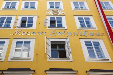 Salzburg, Avusturya-Ekim 15, 2017: yazı ile yapı Mozarts Geburtshaus 