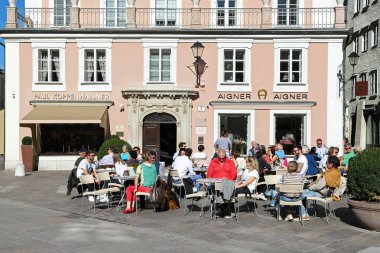 Salzburg, Avusturya-15 Ekim 2017: Sokak kafede Insanlar 