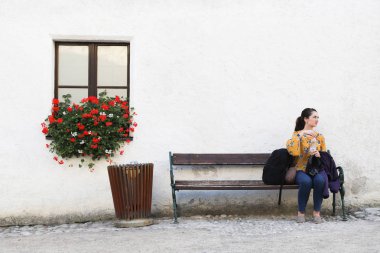 Salzburg, Avusturya-15 Ekim 2017: Bench üzerinde genç kadın
