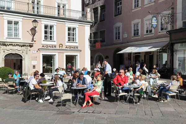 Salzburg, Avusturya-15 Ekim 2017: Sokak kafede Insanlar 
