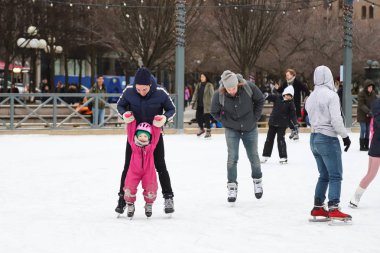 İnsanlar buz Pateler üzerinde Binicilik, Kungstradgarden, Stockholm, Isveç