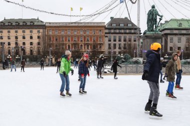 İnsanlar buz Pateler üzerinde Binicilik, Kungstradgarden, Stockholm, Isveç