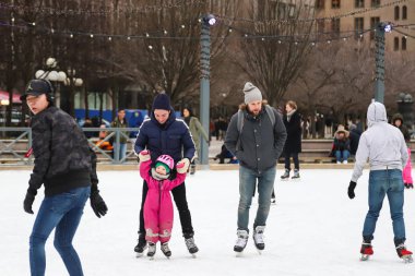 İnsanlar buz Pateler üzerinde Binicilik, Kungstradgarden, Stockholm, Isveç
