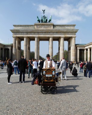 Berlin, Almanya 'da Brandenburger Tor 'da turistler