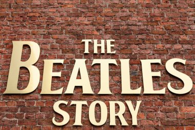 Liverpool, Ingiltere 'de duvar üzerinde Beatles hikayesi harf yazısı 