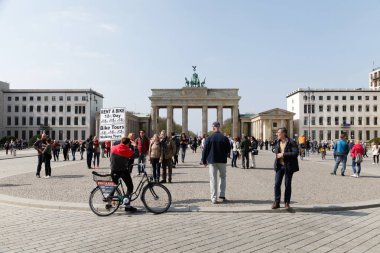 Berlin, Almanya 'da Brandenburger Tor 'da turistler