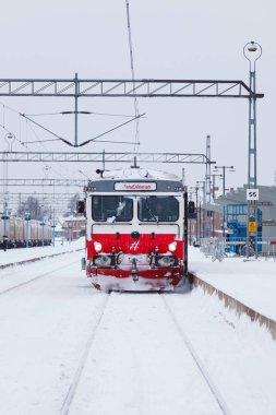 Isveç 'te Mora tren istasyonunda tren 