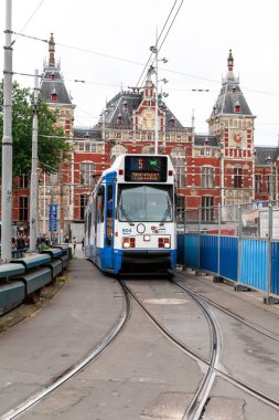Amsterdam 'da cadde üzerinde modern tramvay, Hollanda 